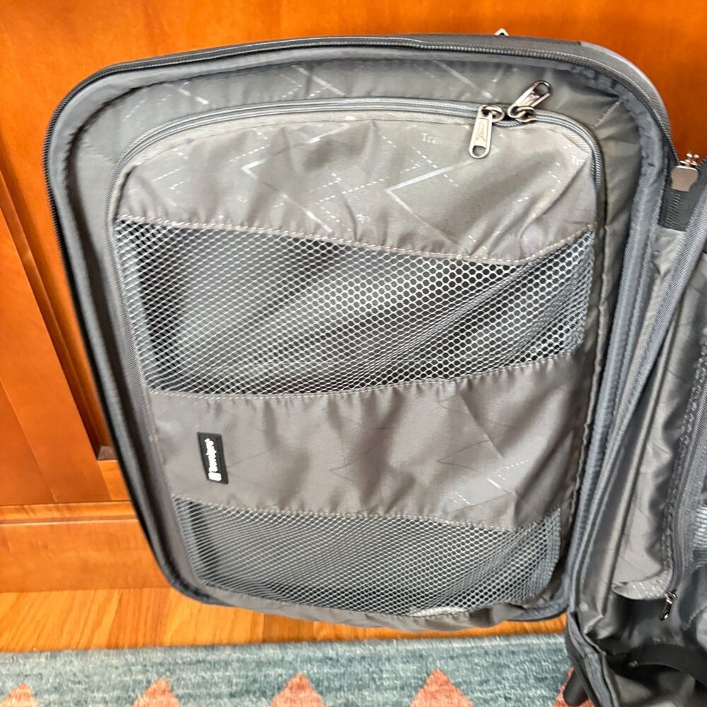 Travelpro PilotAir Elite 22 In. Expandable Luggage Black Rollaboard Blk NWT - Picture 7 of 7